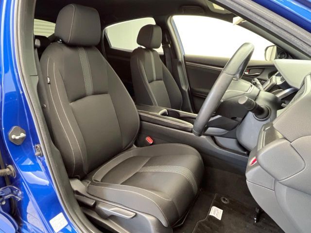 運転席まわりには十分なスペースがあり、大柄な方でもゆったり運転していただける環境です。