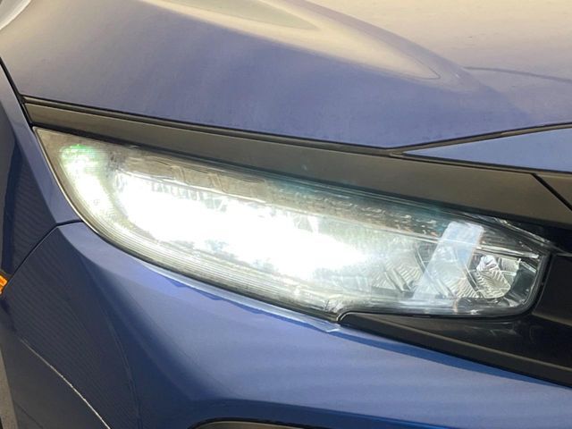 【LEDヘッドライト】悪天候や夜間走行時も良好な視界を確保し安心して運転できる高輝度LEDヘッドライトを装備！点灯速度が早く、消費電力も抑えられています。