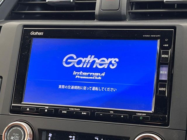 【純正ナビ】人気の純正ナビを装備しております。ナビの使いやすさはもちろん、オーディオ機能も充実！キャンプや旅行はもちろん、通勤や買い物など普段のドライブも楽しくなるはず♪