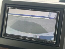 【バックカメラ】駐車時に後方がリアルタイム映像で確認できます。大型商業施設や立体駐車場での駐車時や、夜間のバック時に大活躍！運転スキルに関わらず、今や必須となった装備のひとつです！