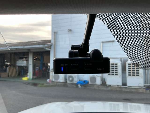 操作も簡単で、夜も明るく記録してくれる安心・安全なドライブレコーダー付いてます♪