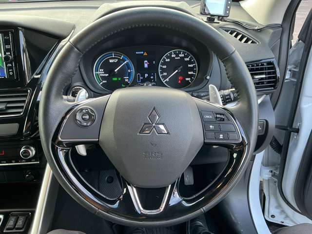 ステアリングヒーター付きで冷たい手も温めます