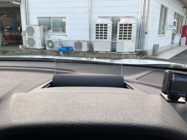 ヘッドアップディスプレイは運転席のダッシュボード上に、車速、シフト位置や警告などをカラーで表示。運転中、ドライバーの視線上に必要な情報表示ができ、視線移動や焦点調節が少なくなり、安全運転に役立ちます。