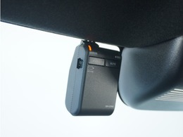 ◆ドライブレコーダー◆映像・音声などを記録する自動車用の装置です。　もしもの事故の際の記録はもちろん、旅行の際の思い出としてドライブの映像を楽しむことができます。