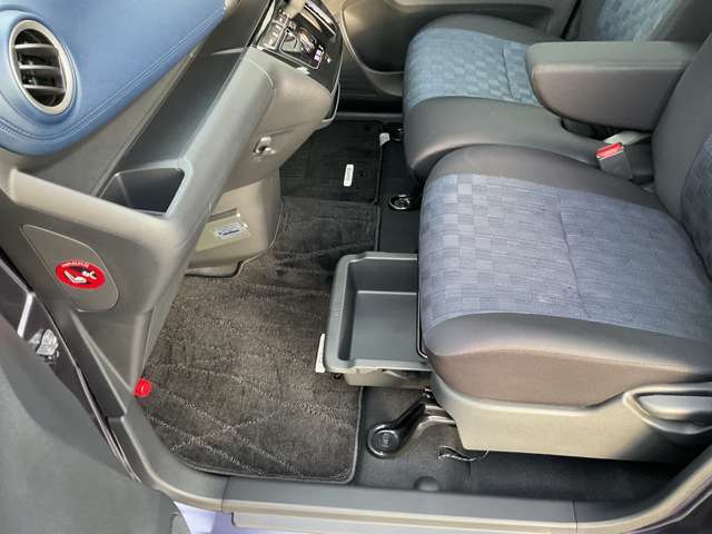 助手席にはアンダートレイも備えちょっとした収納に便利です。