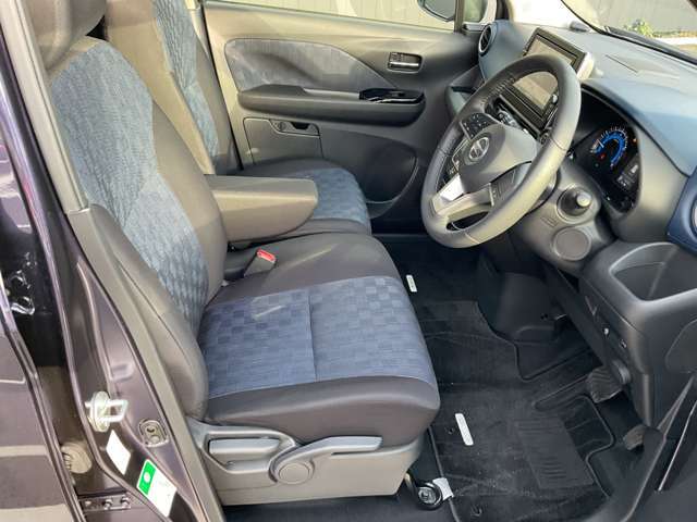 気持ちよく視界の広がる運転席ですシートの座り心地をお試し下さい。