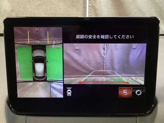 狭い場所での駐車やすれ違いなどでより的確な運転操作に役立つ360°ビューモニターが装備されています。