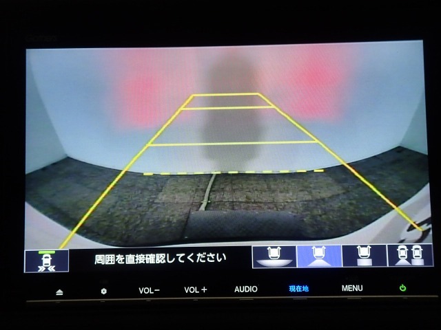 【バックカメラ】運転が苦手な方も車庫入れラクラクです！ギアをリバースに入れれば自動的に切り換わりますので、面倒な操作は不要です♪狭い駐車場もお車を傷つけず安心ですね！