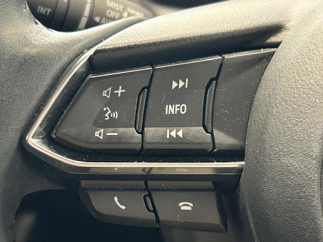 ステアリングスイッチを使うことで、「運転中電話に触れずに電話に出る」「カーオーディオを切り替える」「音量調節をする」といったハンズフリー操作を行うことができる。