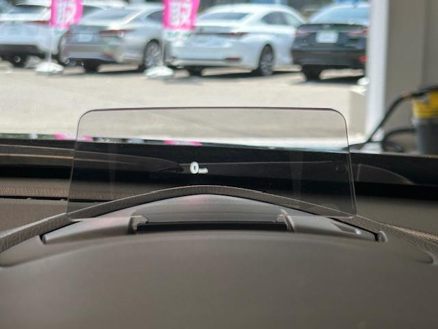 光学反射の原理を利用し、運転席側のフロントガラスやメーターフード上に、車速など、主要な情報を投影することでドライバーが直感的に情報を得ることができます。少ない視野移動で済むので安全です。