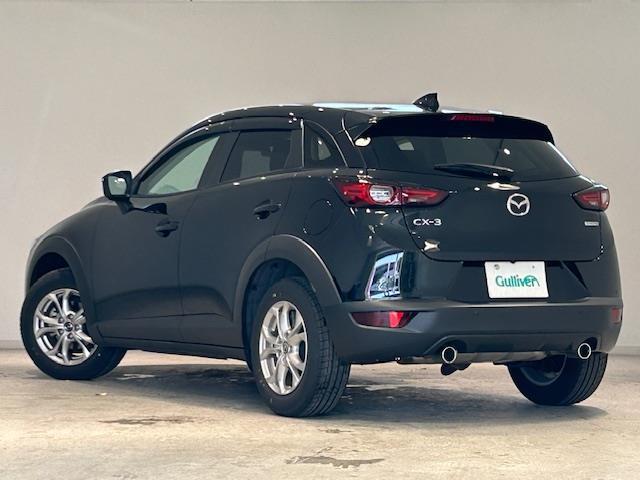 お車を左後ろから見るとこのような感じになります。テールランプやドアバイザー等装備品を確認できます。