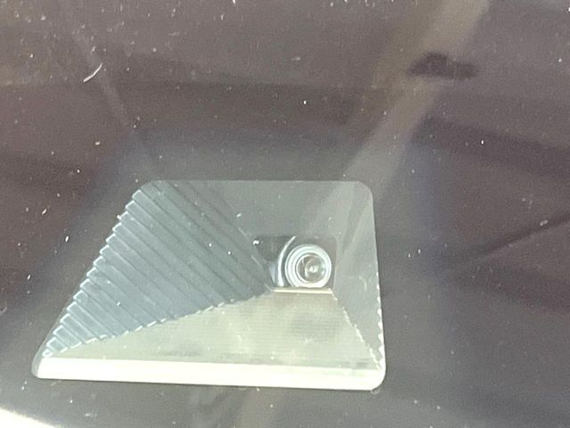 【ホンダセンシング】走行中に前方の車両等を認識し、衝突しそうな時は警報とブレーキで衝突回避と被害軽減をアシスト。より安全にドライブをお楽しみいただけます。