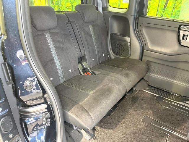 後部座席も気になるようなキズ・汚れやへたり等、大きなダメージはなく、良好な状態です。