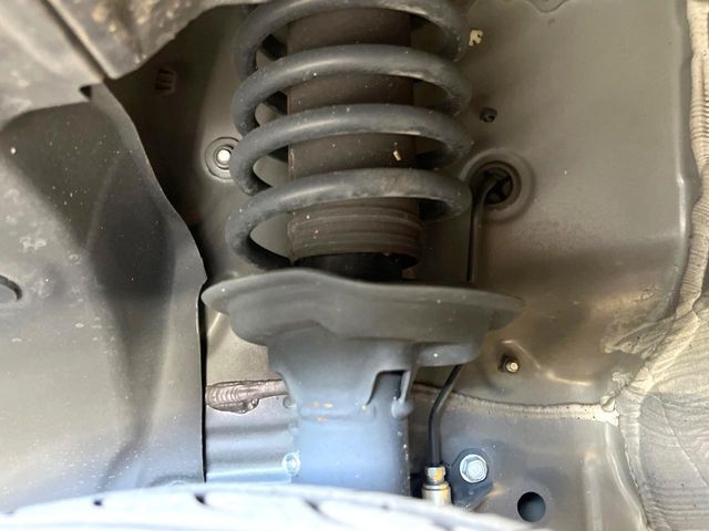 お車を安心してお乗りいただく為には、足回りの定期点検が欠かせません。サービスサポート（有償保証）では無料点検もご提供しており、安心のカーライフをお過ごしいただけるサポート体制が整っています。