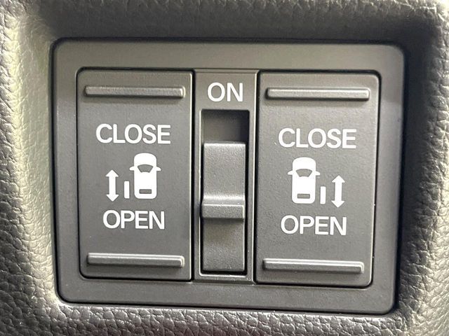 【両側パワースライドドア】スマートキーや運転席のスイッチで後席両側スライドドアの開閉が可能♪電動だから力を入れてドアを開ける必要が無く、小さなお子様でも簡単に開け閉めでき快適です♪