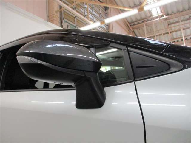 ドアミラーは電動格納機能もあります。駐車する際にこの機能があると大変便利ですね。
