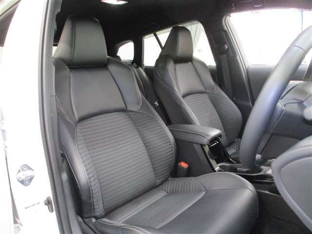 運転席側からの前席ビューです。内装色はブラック系ですので汚れも目立ちにくいです♪