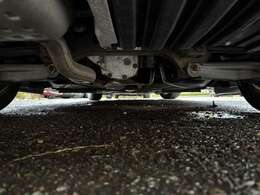 下回りにも目立つ様な錆や腐食等も見受けられなくとても綺麗な状態となっております♪当店は関東地方をメインに車両を仕入れしておりますので購入後も安心してお乗り頂ける車両となっております♪