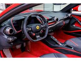 内装は赤を基調とし黒とのコンビネーション。インテリアはこれまでのフェラーリを踏襲。スイッチ類をハンドルまわりに集中させ、ドライバーの視線移動が少ないよう設計されている。