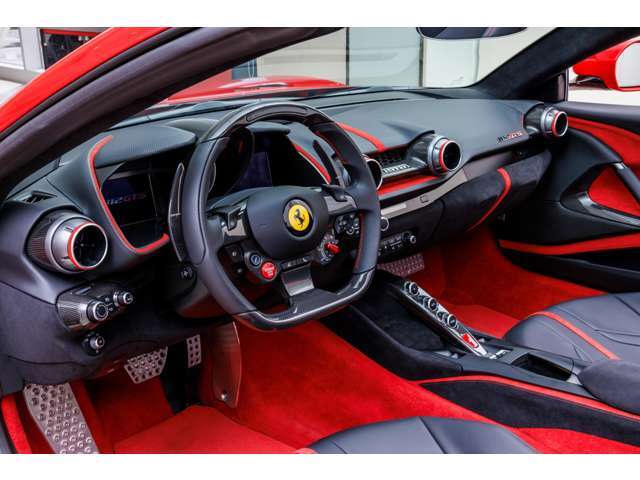 内装は赤を基調とし黒とのコンビネーション。インテリアはこれまでのフェラーリを踏襲。スイッチ類をハンドルまわりに集中させ、ドライバーの視線移動が少ないよう設計されている。
