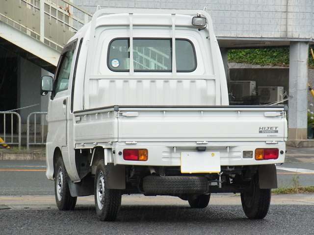 軽トラ屋へは、京都市内方向からは五条通より国道1号線を東へ、京都東IC、大津方面からは国道1号線を京都市内方面へ、1号線と外環状線の交差点「東野」を南方向へ。　その後名神高速をくぐってすぐ左側です。