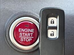 【Hondaスマートキー】カバンやポケットに入れたままでもドアの施錠・解錠が可能なスマートキーを装備。エンジンのオン・オフ時もカギを取り出す必要が無いからとっても便利です♪