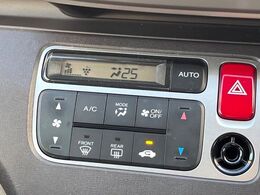 【オートエアコン】一度お好みの温度に設定すれば、車内の温度を検知し風量や温度を自動で調整。暑い…寒い…と何度もスイッチ操作をする必要はありません。快適な車内空間には必須の機能ですね♪