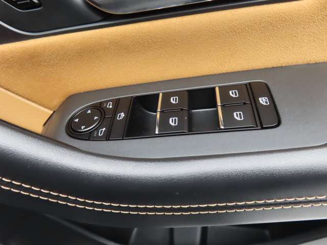 運転席のパワーウインドースイッチ部です。よく触れる場所だからこそ、使用状態があらわれますよね。ぜひこうした所もチェックしてください。