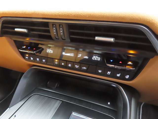 運転席と助手席それぞれで温度調整が可能なオートエアコンに加え、ステアリングヒーターと前二席分のシートヒーターが車内を快適に保ちます。