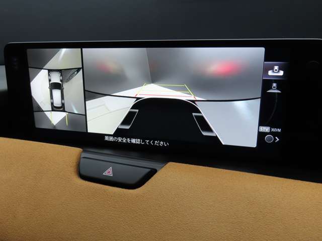 上空から俯瞰した映像で周囲の状況を確認出来る360°ビューモニターです。大柄な車体ですが、これで狭い駐車場でも安心ですね。また、隠れたお子様やいつの間にか置かれたカートも確認出来ますね。