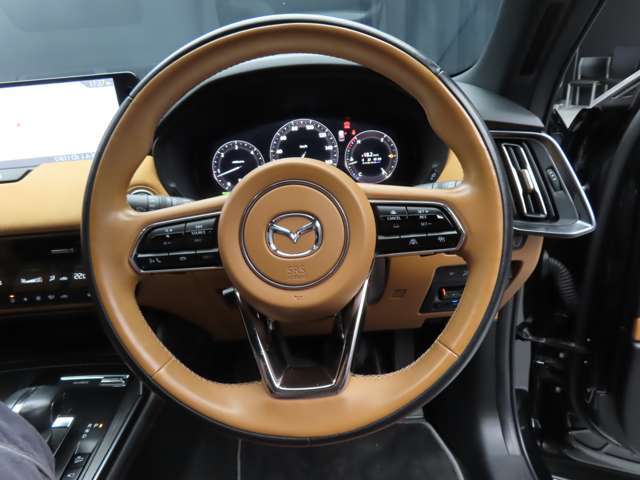 運転席にお座りになった際のイメージです。視界やシートの座り心地にポジション、各装備へのアクセスのしやすさ等、実際に触れてお確かめください。