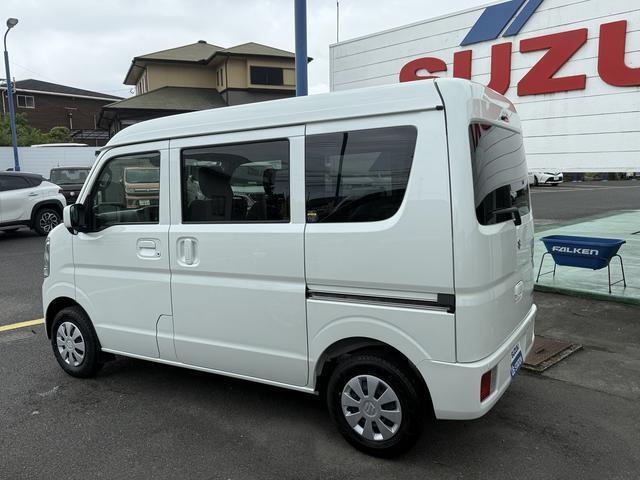 スライドドアには開け閉めがしやすい縦型ドアハンドルを採用