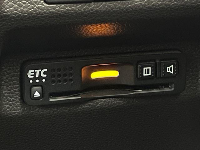 【ETC】有料道路を利用する際に料金所で停止することなく通過できる、ETC車載器（ノンストップ自動料金収受システム機器）が装備されています。セットアップを行うことで利用可能になります。