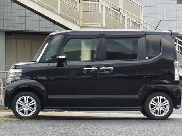 車検を受けてのお渡しです。車検代、重量税、自賠責保険料等含めたものがお支払総額です（他府県登録費、陸送費等は除く）。　車両本体価格に車検費用を含んでいないため掲載規約上「検無」という表記になります。