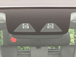 【スマートアシスト】走行中に前方の車両等を認識し、衝突しそうな時は警報とブレーキで衝突回避と被害軽減をアシスト。より安全にドライブをお楽しみいただけます。
