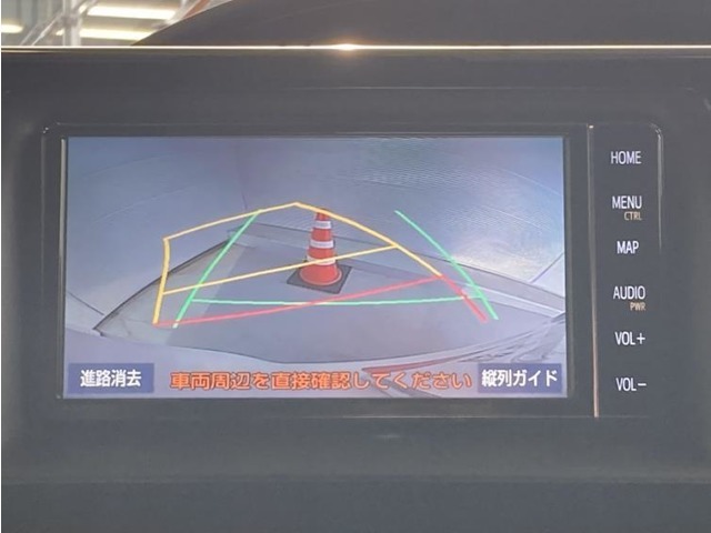 バックモニター付きです。車の後方に小型カメラが付いており、バックする際の後方の様子をモニター上に表示します。