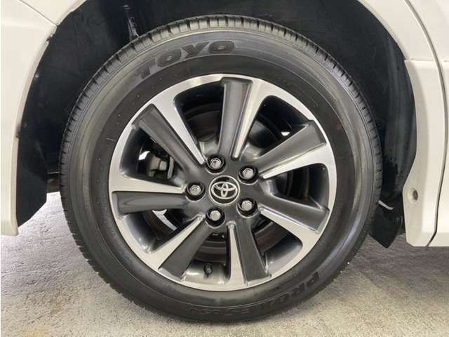「トヨタ純正アルミホイール」を装着！純正なので車のデザインともマッチしています。高級感やスポーティーさを際立たせてくれます。