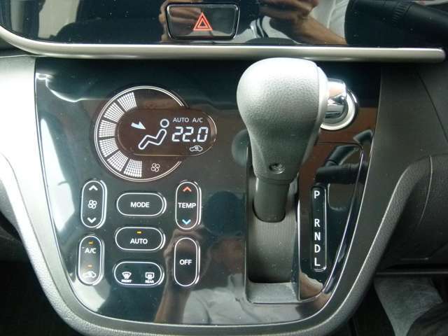 「シフトノブ（AT）」を撮影しました。とっても使いやすそうなオートマチックシフトですよね。是非見にいらっしゃって、握ってみてくださいね。とても握りやすいと思いますよ。