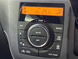 【オートエアコン】一度お好みの温度に設定すれば、車内の温度を検知し風量や温度を自動で調整。暑い…寒い…と何度もスイッチ操作をする必要はありません。快適な車内空間には必須の機能ですね♪