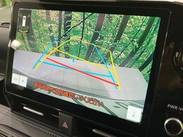 【バックカメラ】駐車時に後方がリアルタイム映像で確認できます。大型商業施設や立体駐車場での駐車時や、夜間のバック時に大活躍！運転スキルに関わらず、今や必須となった装備のひとつです！