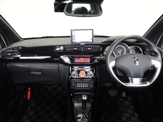 全国納車可能で御座います。納車方法及び費用に付きましては、気軽にコーディネーターまでご相談下さいませ。遠方のご納車際も我々がしっかりサポートさせて頂きます。お気軽にスタッフまでご相談下さいませ。