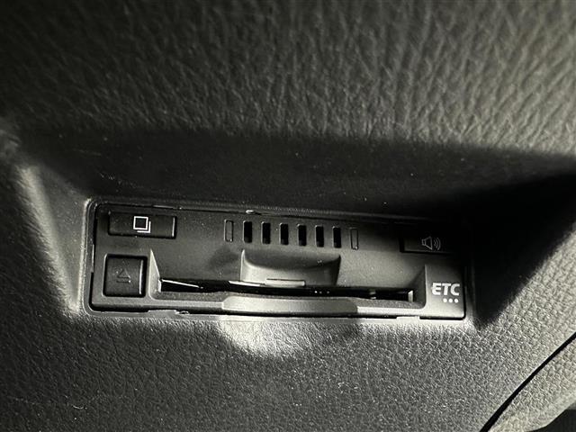 【ETC】有料道路を利用する際に料金所で停止することなく通過できる、ETC車載器（ノンストップ自動料金収受システム機器）が装備されています。セットアップを行うことで利用可能になります。