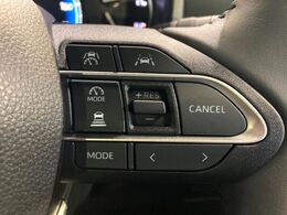 【レーダークルーズコントロール】高速道路での長距離走行が楽に！！自動で速度を保つクルーズコントロールが、衝突軽減システムと連携し、前方の車両を感知して車間を保つように速度調節してくれます！！
