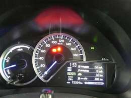 とっても見やすいメーターです。夜間時はラグジュアリーな気分にさせてくれる照明が魅力ですので、夜のドライブも楽しみになりますよ♪