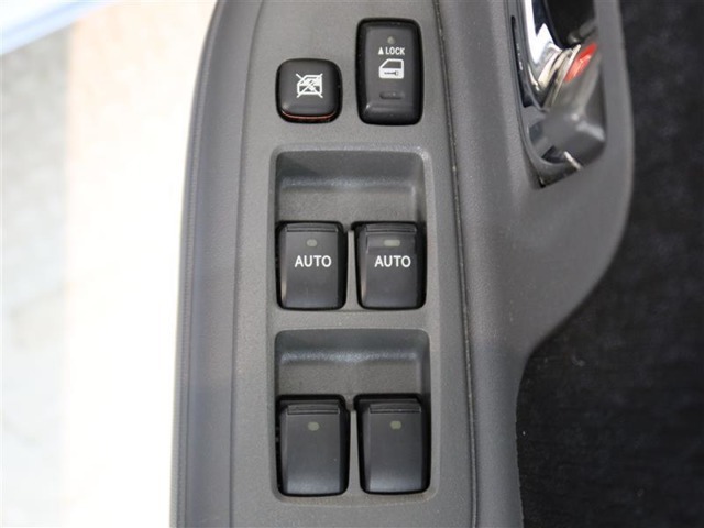 パワーウィンドーのスイッチですよ。運転席に居ながら窓の開け閉めのコントロールが出来ますよ。ロック機能で、子供がイタズラして窓を開けるという事もなくなりますよ。