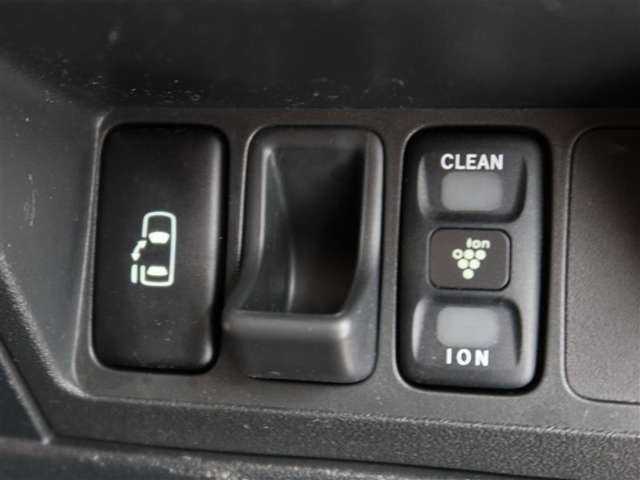 片側電動のスライドドアで楽々OPEN♪運転席からも開閉の操作もできます！スイッチひとつで開閉できる便利な機能もついてます♪