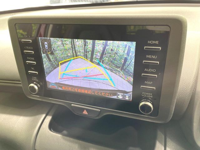【バックカメラ】駐車時に後方がリアルタイム映像で確認できます。大型商業施設や立体駐車場での駐車時や、夜間のバック時に大活躍！運転スキルに関わらず、今や必須となった装備のひとつです！