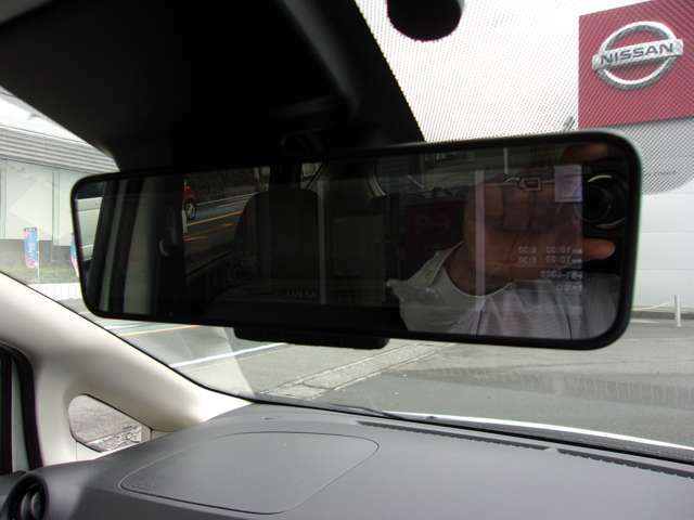 「インテリジェントルームミラー」　車輛後方のカメラ映像をミラー面に映し出して、いつでもクリアーな後方視界を確保します。通常ミラーにも簡単に切り変えができます。