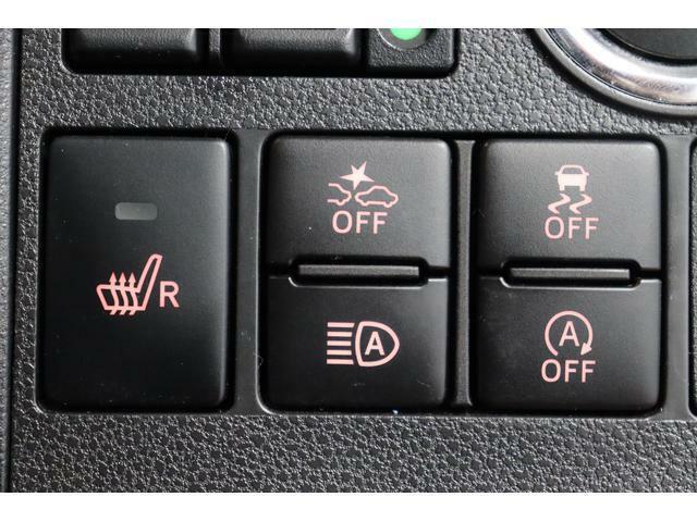 衝突軽減装置などのスイッチがこちら！運転席側にはシートヒーターもついてます