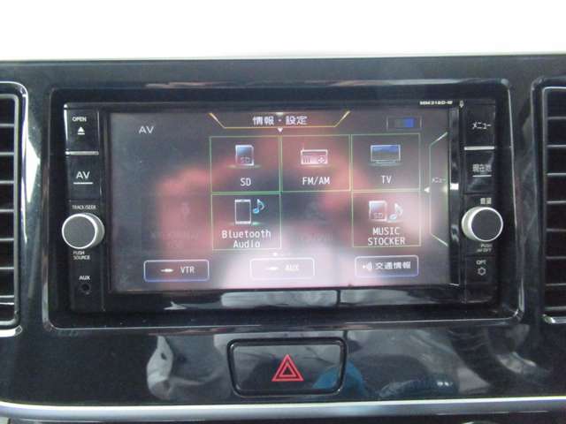ナビゲーションの他にテレビ、ラジオ、CD、Bluetoothなど色々な機能がついていますので、運転も楽しくなります。